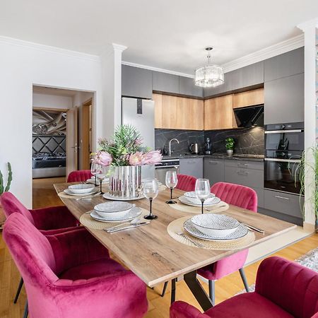 Penthouse Three Bedrooms, Three Balconies Apartment With Free Parking In Kiraly Street ブダペスト エクステリア 写真