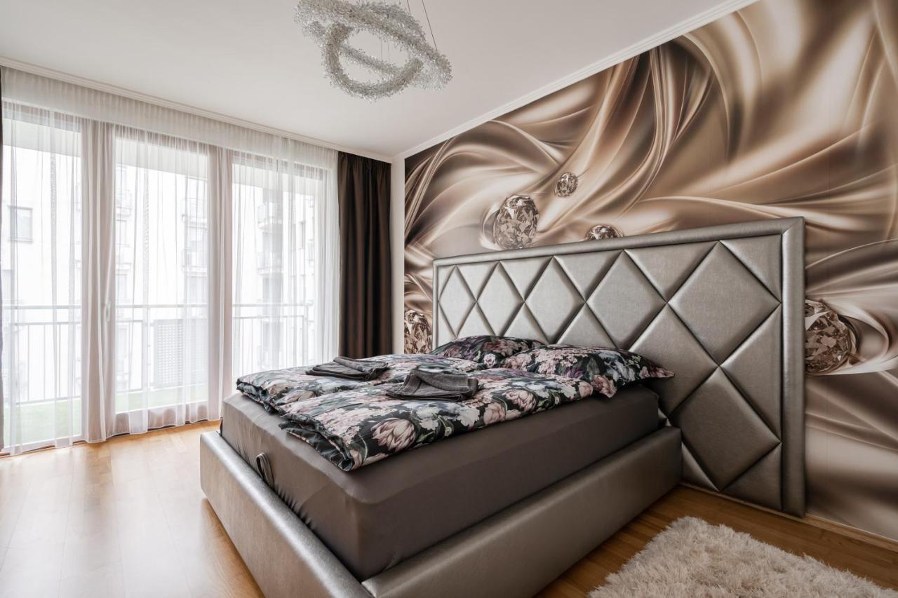 Penthouse Three Bedrooms, Three Balconies Apartment With Free Parking In Kiraly Street ブダペスト エクステリア 写真