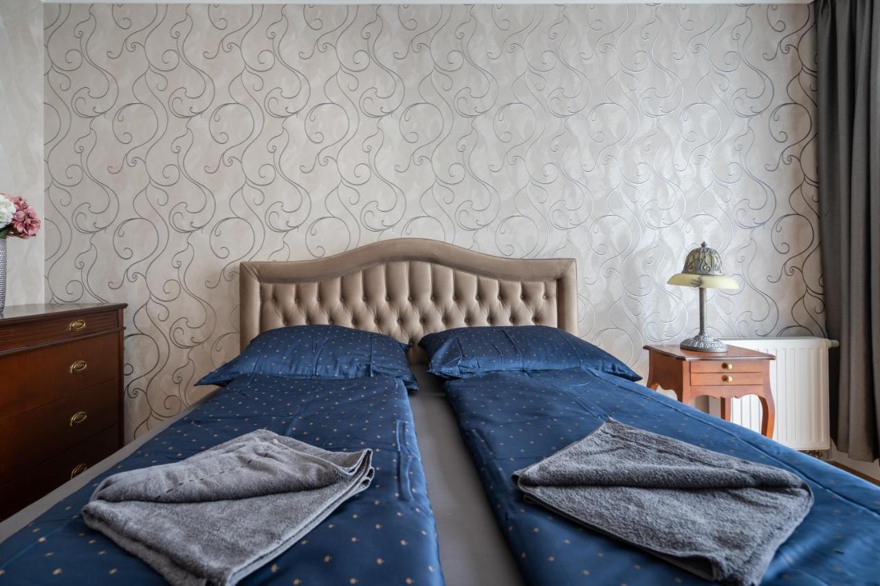 Penthouse Three Bedrooms, Three Balconies Apartment With Free Parking In Kiraly Street ブダペスト エクステリア 写真