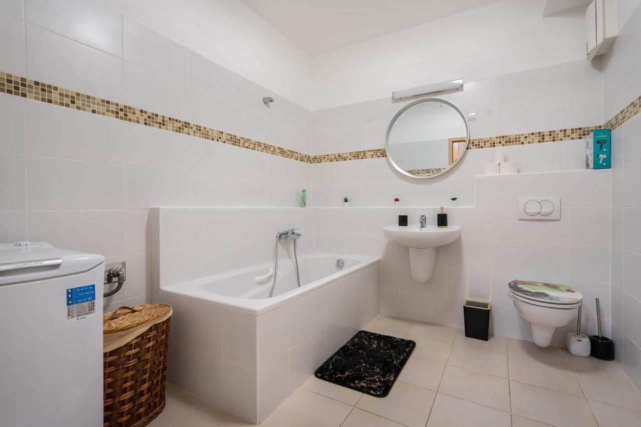 Penthouse Three Bedrooms, Three Balconies Apartment With Free Parking In Kiraly Street ブダペスト エクステリア 写真