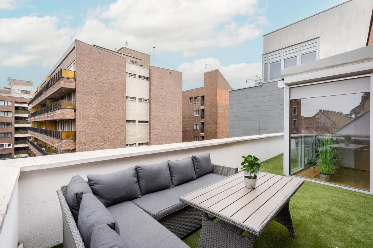 Penthouse Three Bedrooms, Three Balconies Apartment With Free Parking In Kiraly Street ブダペスト エクステリア 写真