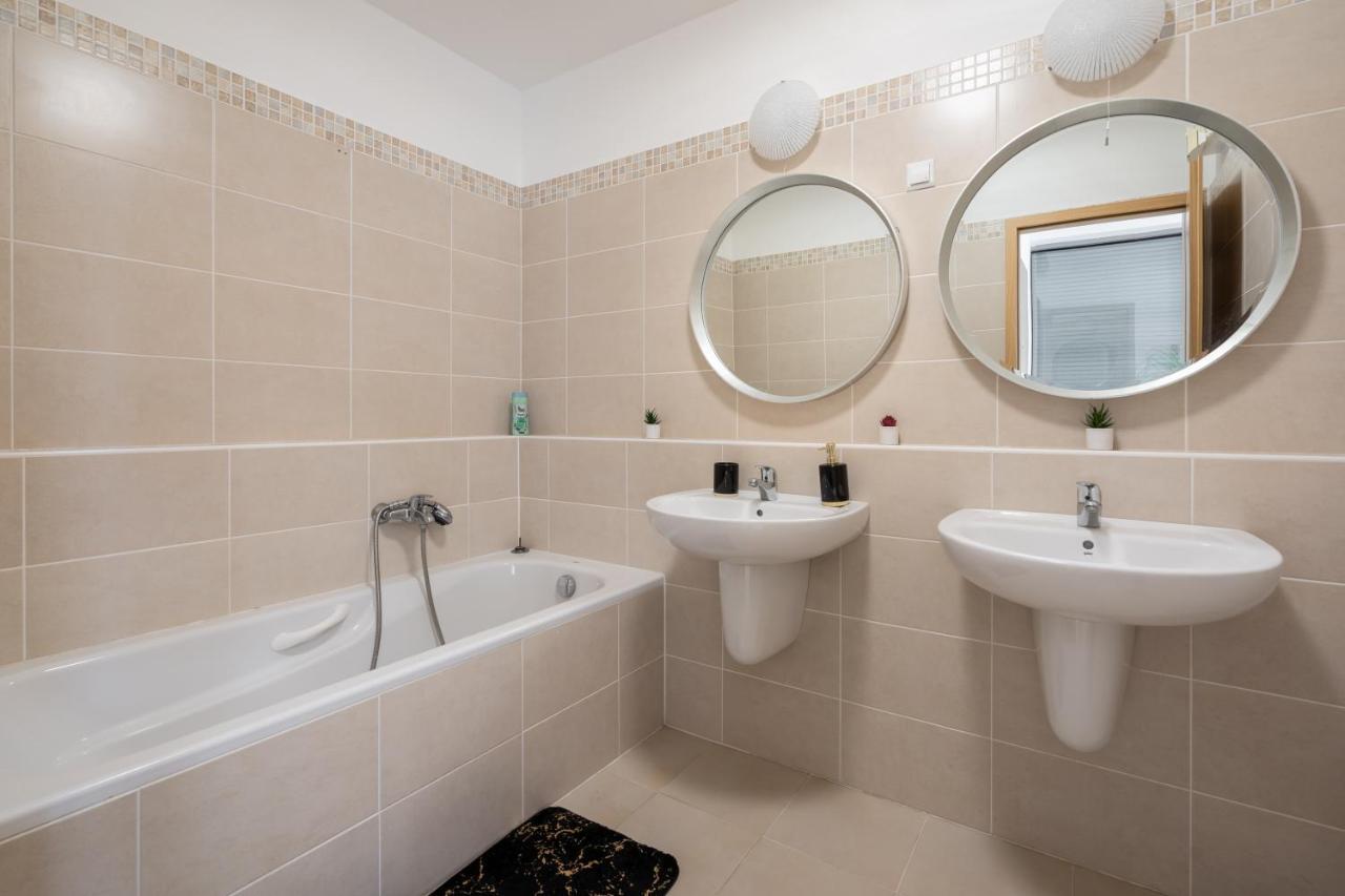 Penthouse Three Bedrooms, Three Balconies Apartment With Free Parking In Kiraly Street ブダペスト エクステリア 写真