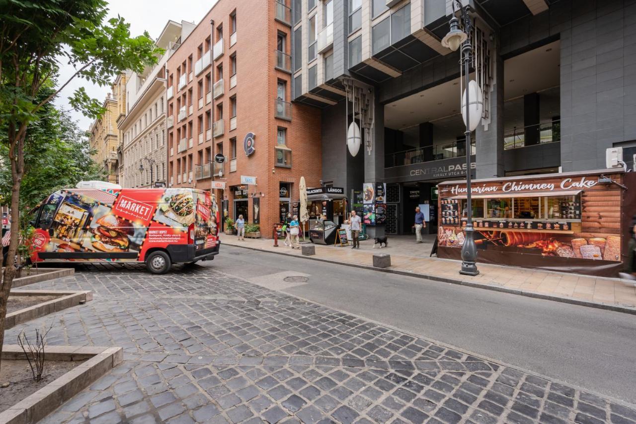 Penthouse Three Bedrooms, Three Balconies Apartment With Free Parking In Kiraly Street ブダペスト エクステリア 写真