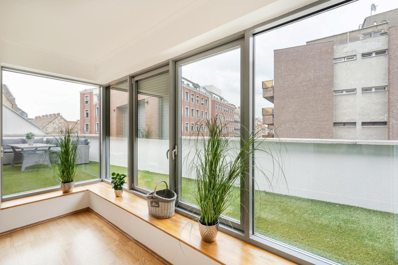 Penthouse Three Bedrooms, Three Balconies Apartment With Free Parking In Kiraly Street ブダペスト エクステリア 写真