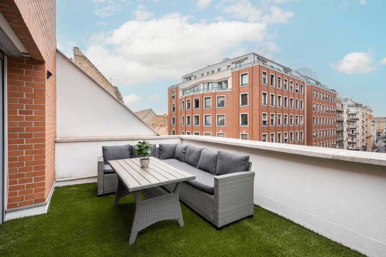 Penthouse Three Bedrooms, Three Balconies Apartment With Free Parking In Kiraly Street ブダペスト エクステリア 写真