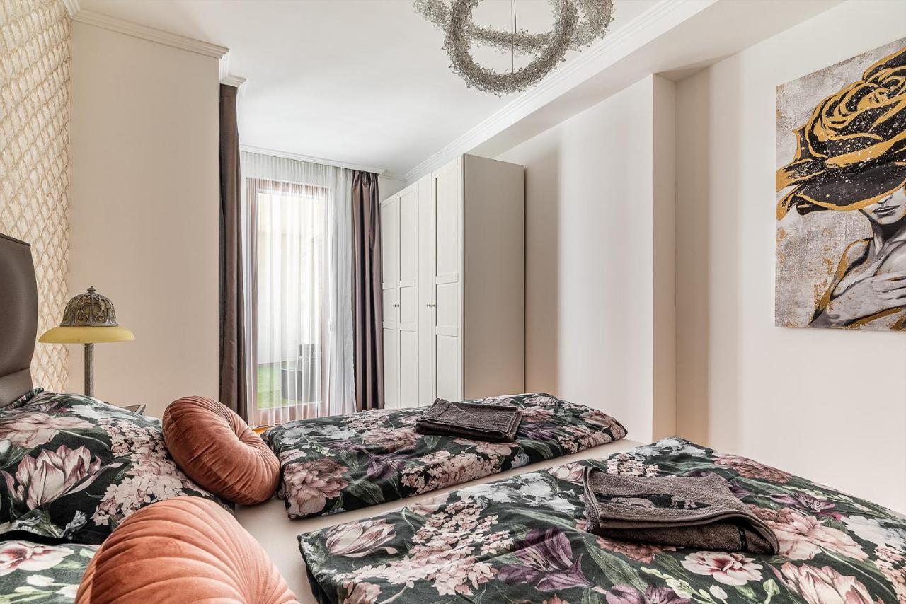 Penthouse Three Bedrooms, Three Balconies Apartment With Free Parking In Kiraly Street ブダペスト エクステリア 写真