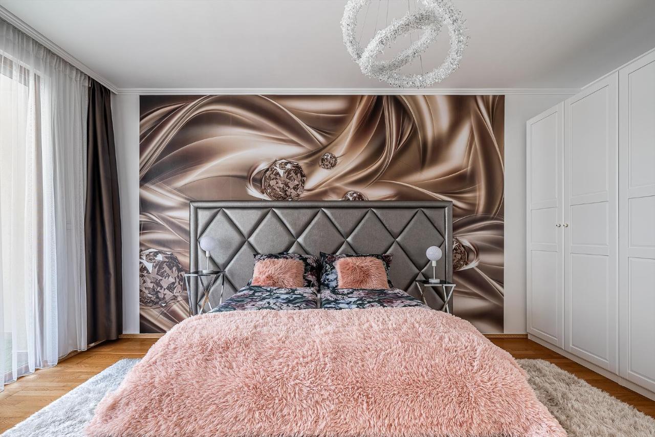 Penthouse Three Bedrooms, Three Balconies Apartment With Free Parking In Kiraly Street ブダペスト エクステリア 写真