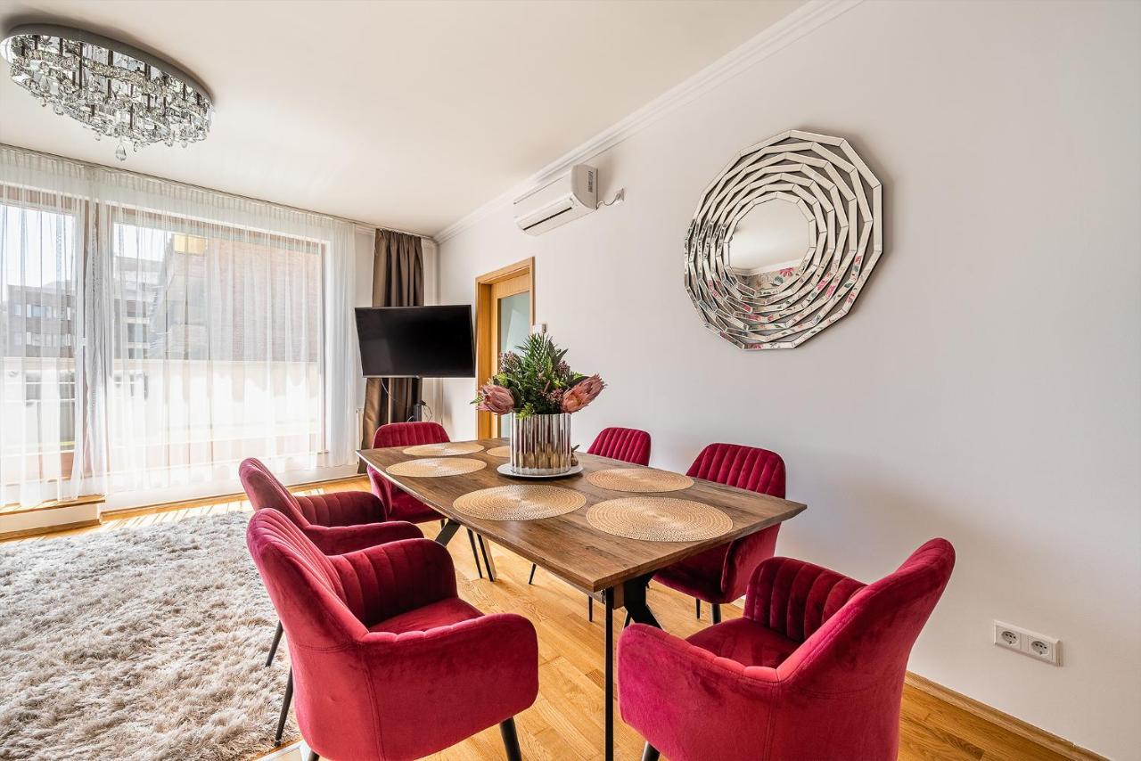 Penthouse Three Bedrooms, Three Balconies Apartment With Free Parking In Kiraly Street ブダペスト エクステリア 写真