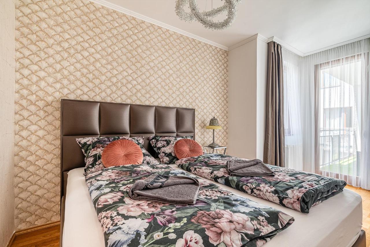 Penthouse Three Bedrooms, Three Balconies Apartment With Free Parking In Kiraly Street ブダペスト エクステリア 写真