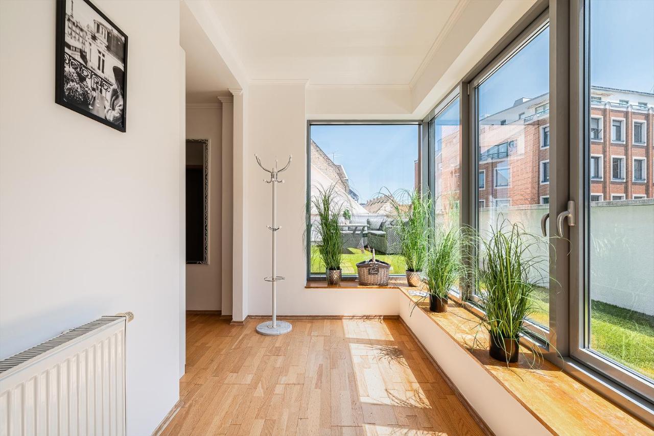Penthouse Three Bedrooms, Three Balconies Apartment With Free Parking In Kiraly Street ブダペスト エクステリア 写真