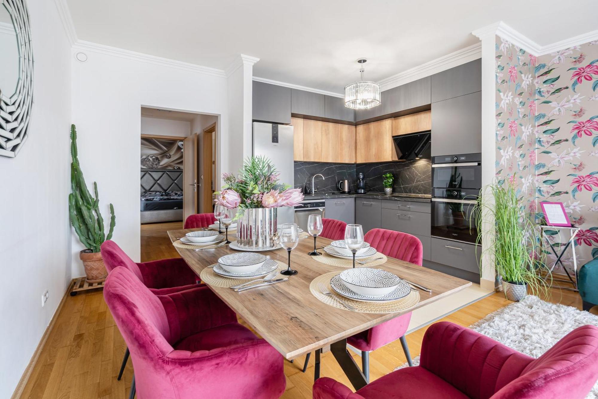 Penthouse Three Bedrooms, Three Balconies Apartment With Free Parking In Kiraly Street ブダペスト エクステリア 写真