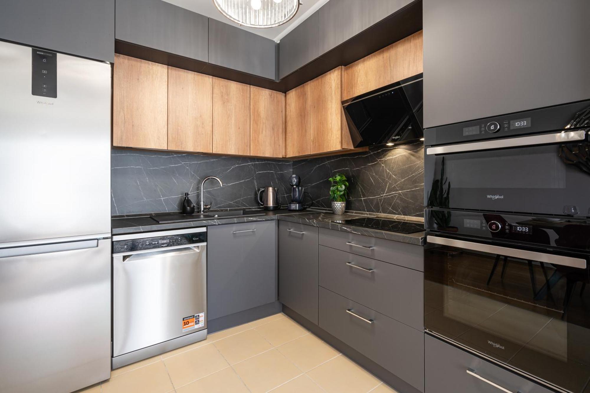 Penthouse Three Bedrooms, Three Balconies Apartment With Free Parking In Kiraly Street ブダペスト エクステリア 写真
